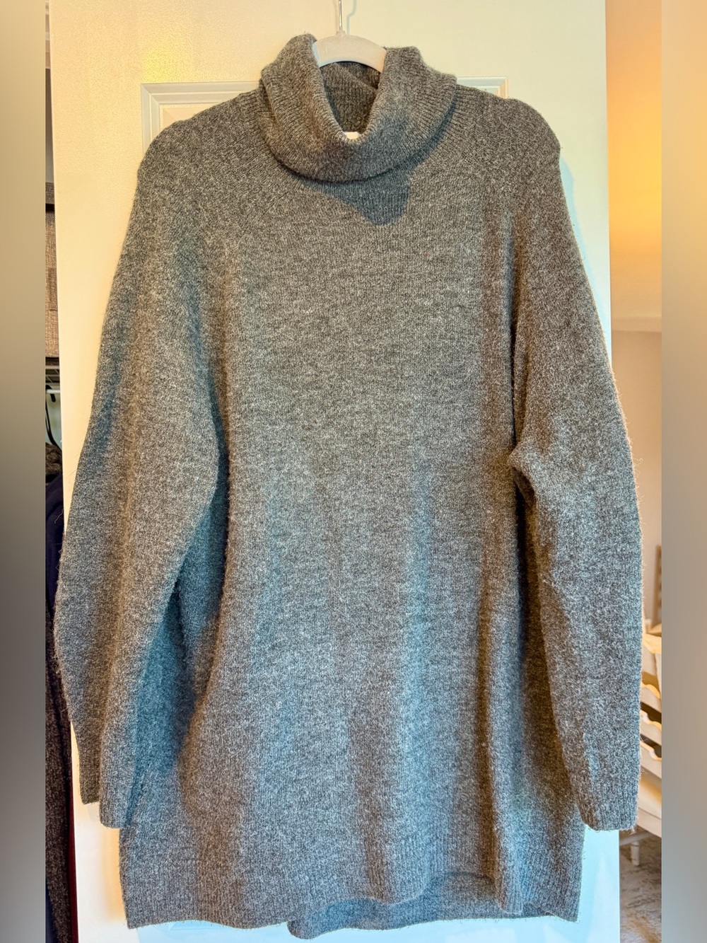 H&M | Women’s Gray Turtleneck Tunic-Length Sweater | Grey | Size Large